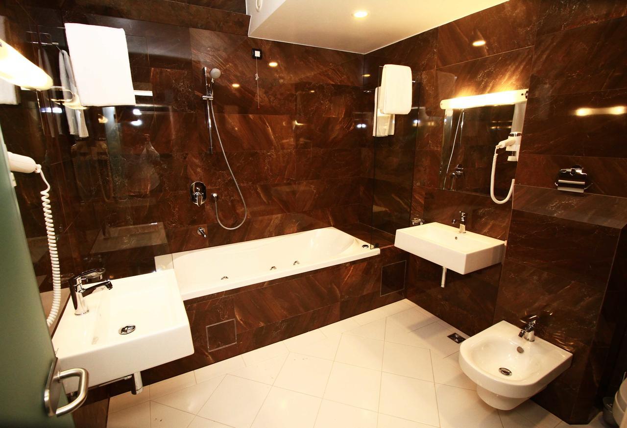 Hotel International Prishtina & Spa Prishtinë Luaran gambar